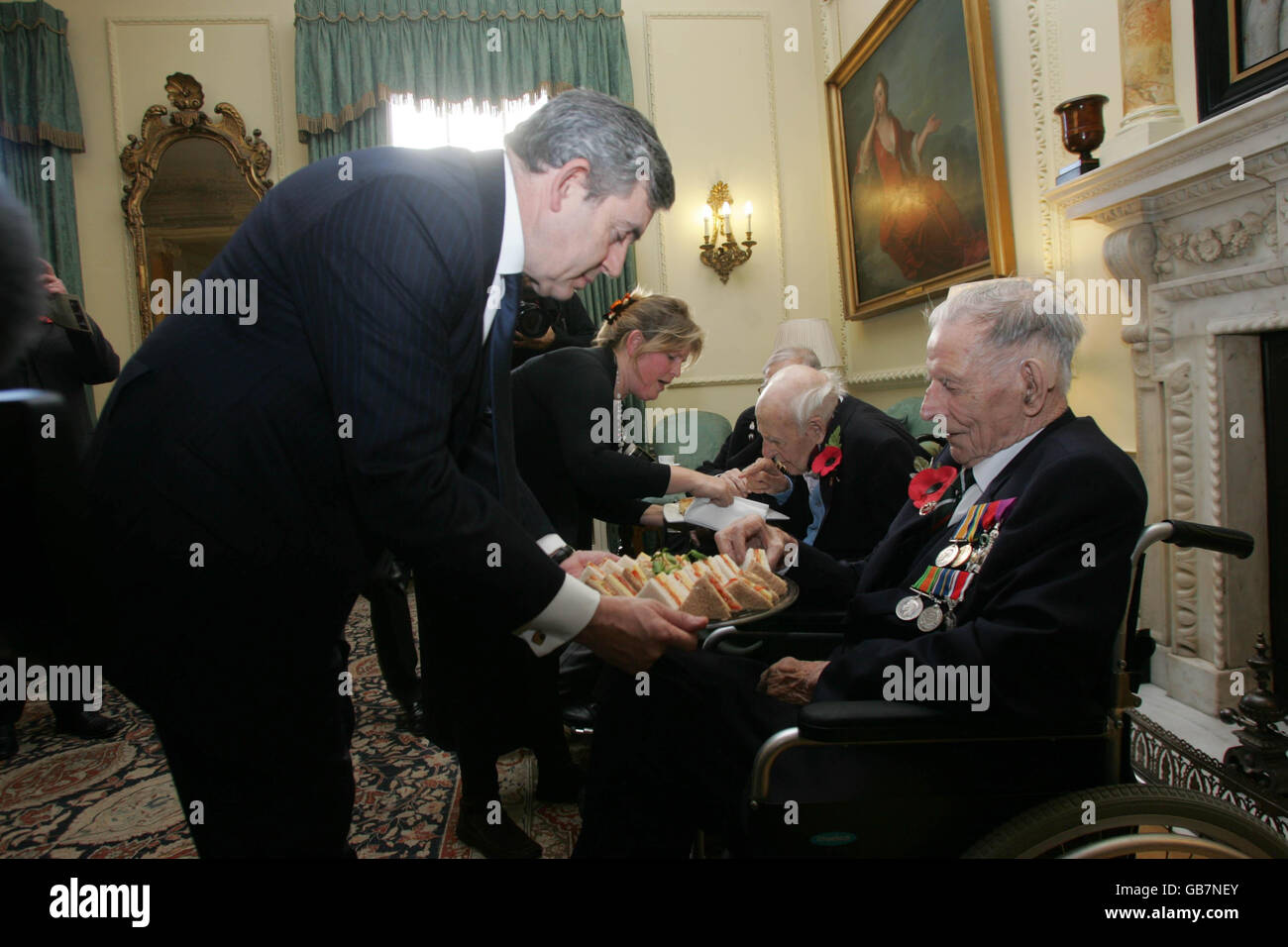Premierminister Gordon Brown, mit den Veteranen des Ersten Weltkriegs Bill Stone, 108, links, Henry Allinghan, 112, Mitte, und Harry Patch, 110, rechts, während eines Waffenstillstandsempfangs für Veteranen des Ersten Weltkriegs, in Browns offizieller Residenz in der Downing Street 10, im Zentrum von London. Stockfoto