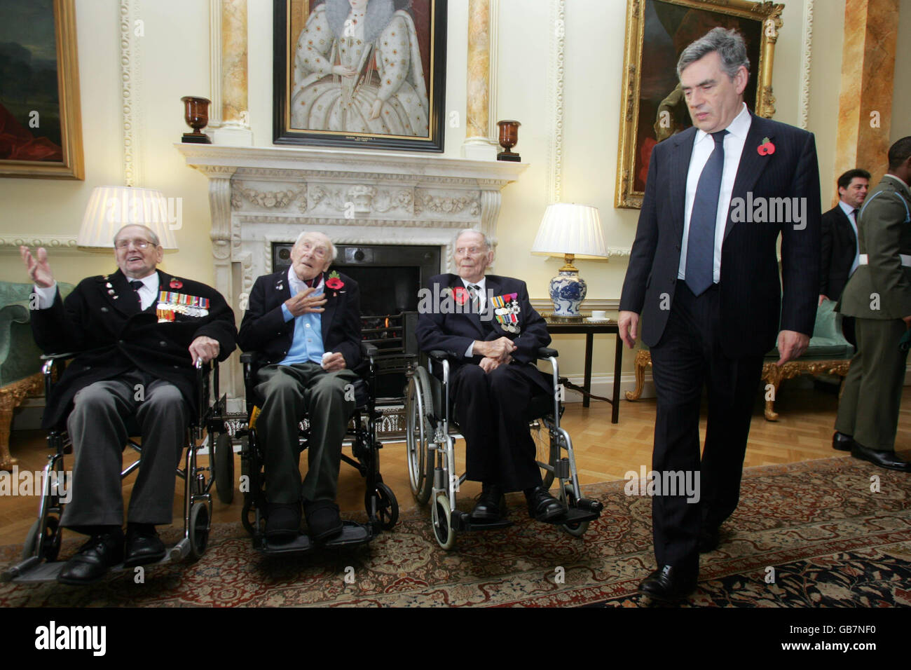 Premierminister Gordon Brown, mit den Veteranen des Ersten Weltkriegs Bill Stone, 108, links, Henry Allinghan, 112, Mitte, und Harry Patch, 110, rechts, während eines Waffenstillstandsempfangs für Veteranen des Ersten Weltkriegs, in Browns offizieller Residenz in der Downing Street 10, im Zentrum von London. Stockfoto
