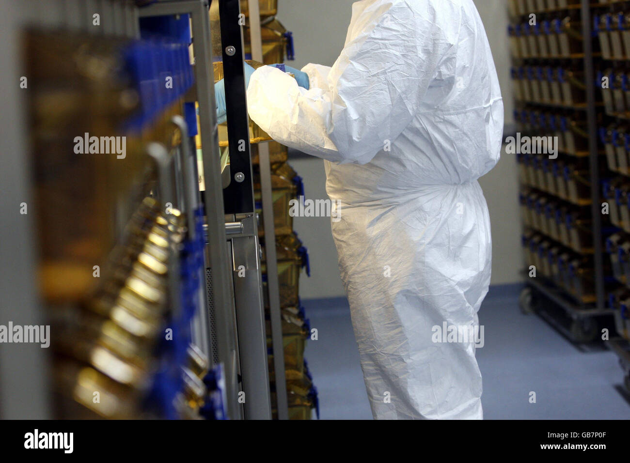 Ein Mitarbeiter arbeitet in einem Mausraum im neuen Biomedical Sciences Building an der Oxford University. Stockfoto
