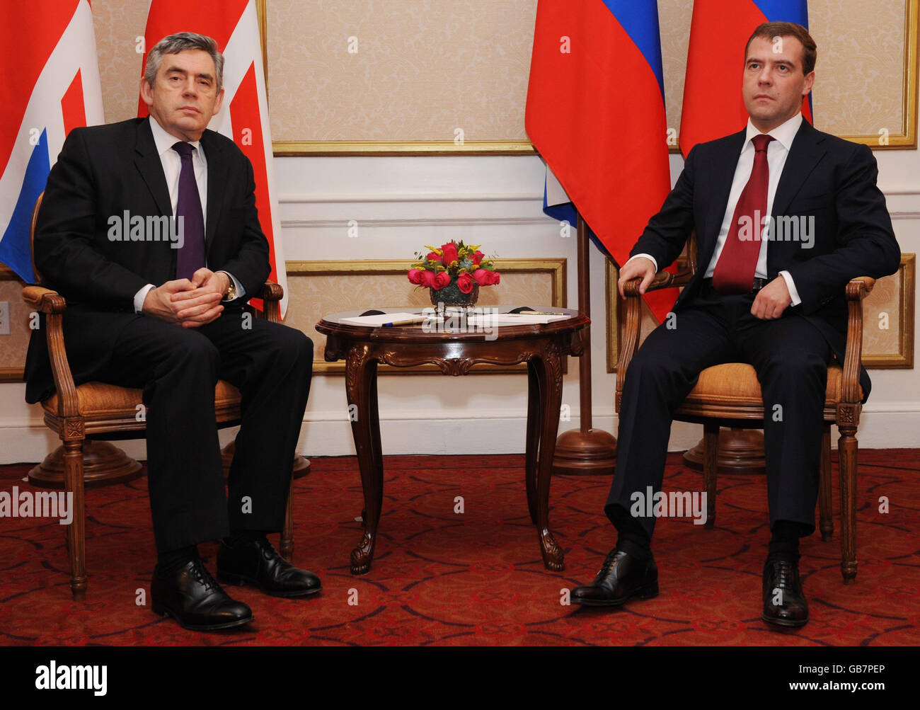 Premierminister Gordon Brown trifft sich mit dem russischen Präsidenten Dmitri Medwedew in Washington, nachdem er am Gipfel über Finanzmärkte und Weltwirtschaft teilgenommen hat. Stockfoto