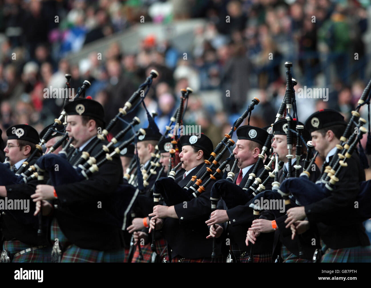 Pipers spielen vor dem internationalen Spiel in Murrayfield, Edinburgh. Stockfoto