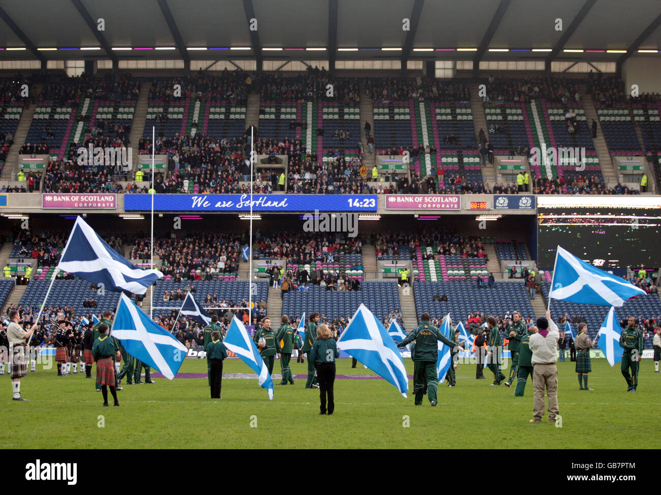 Vor dem internationalen Spiel in Murrayfield, Edinburgh, werden Flaggen geschwungen. Stockfoto