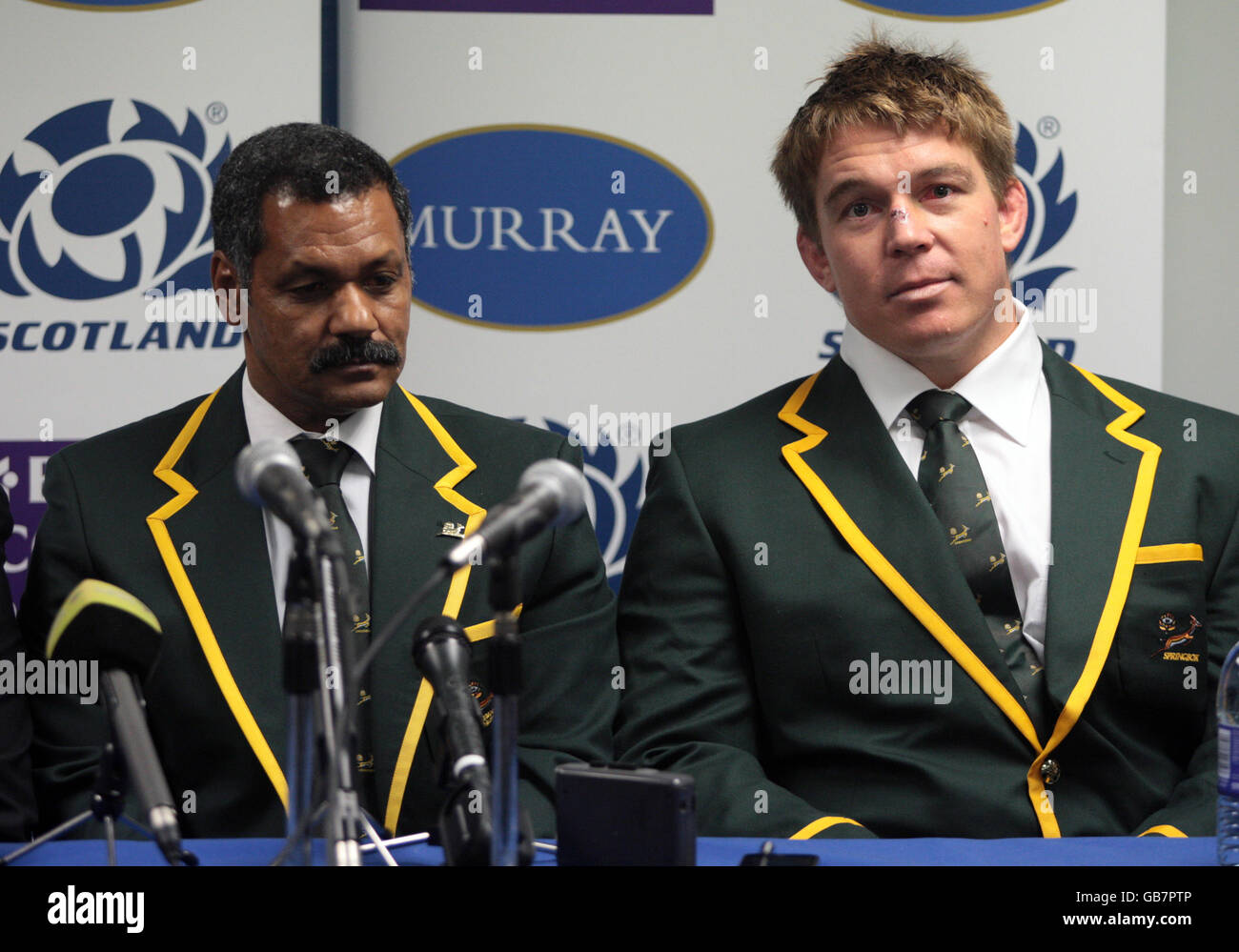 Südafrika-Trainer Peter De Villiers (links) und Kapitän John Smit während einer Pressekonferenz nach dem Internationalen Spiel in Murrayfield, Edinburgh. Stockfoto
