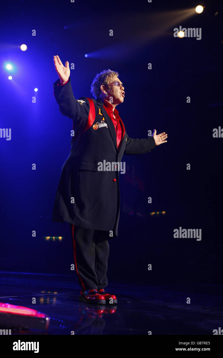 Elton John in Concert - Birmingham. Elton John konzertiert live in der NIA Academy in Birmingham. Stockfoto