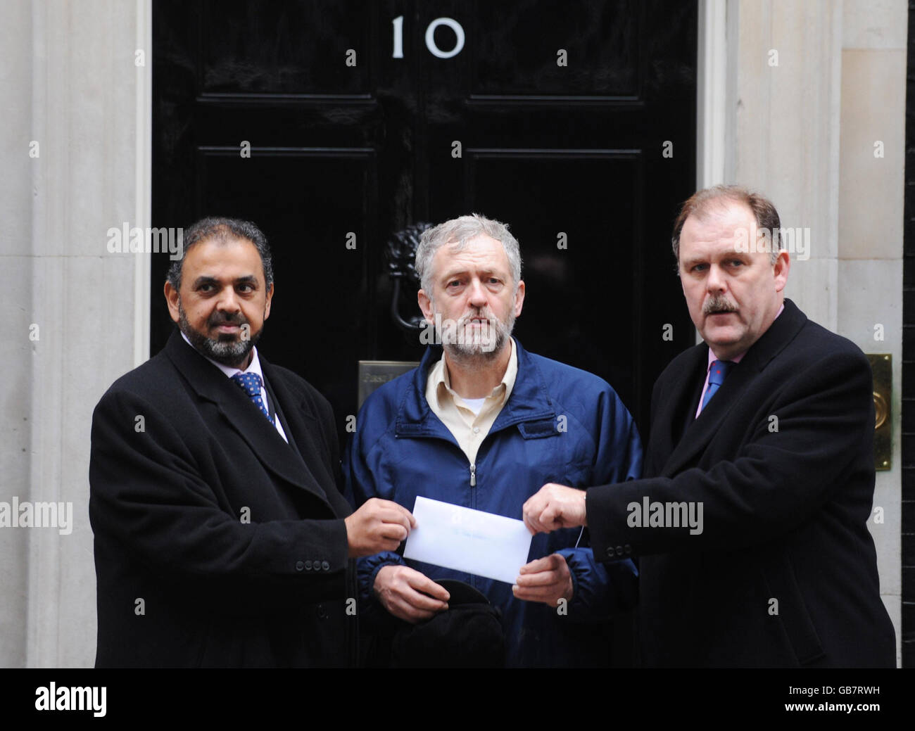 (Von links nach rechts) Lord Ahmed, der Abgeordnete Jeremy Corbyn und der Abgeordnete Elfin Llwyd überreichen der Downing Street eine Petition, in der der Premierminister aufgefordert wird, Truppen aus Afghanistan abzuziehen. Stockfoto