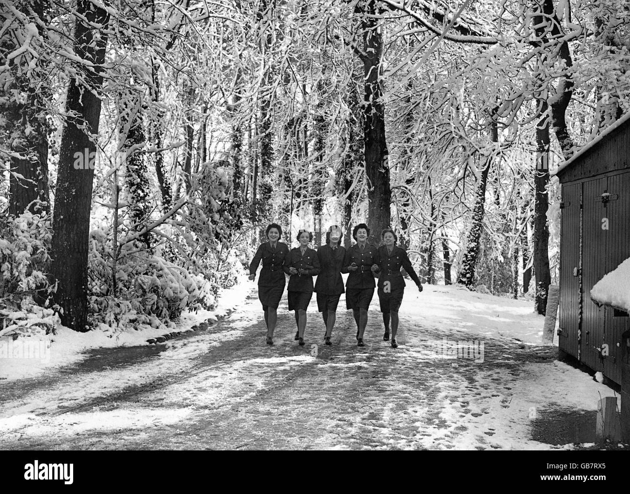 Wetter - Winter Szenen - ATS Mädchen - 1946 Stockfoto