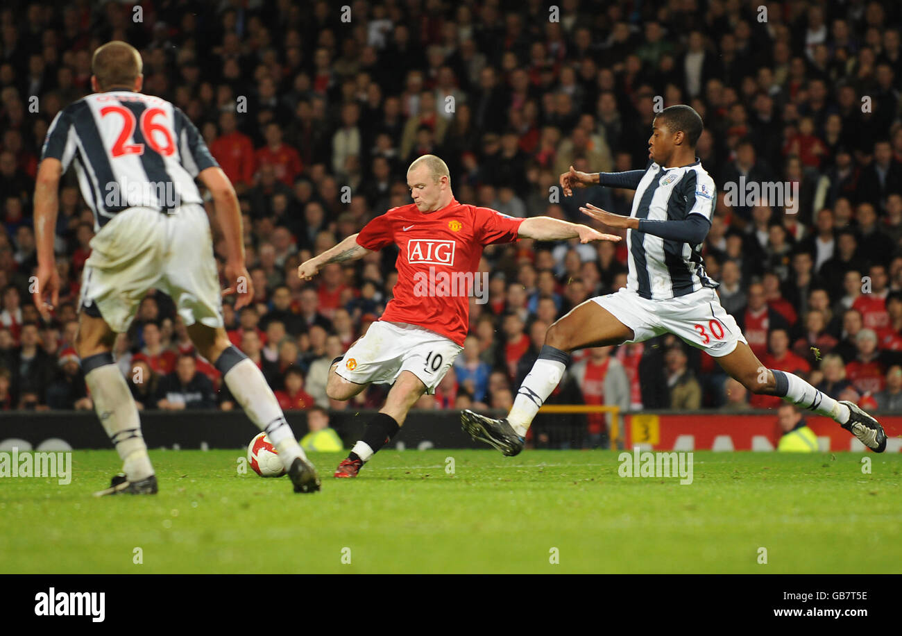 Fußball - Barclays Premier League - Manchester United gegen West Bromwich Albion - Old Trafford. Wayne Rooney von Manchester United liegt hinter Ryan Donk von West Bromwich Albion Stockfoto