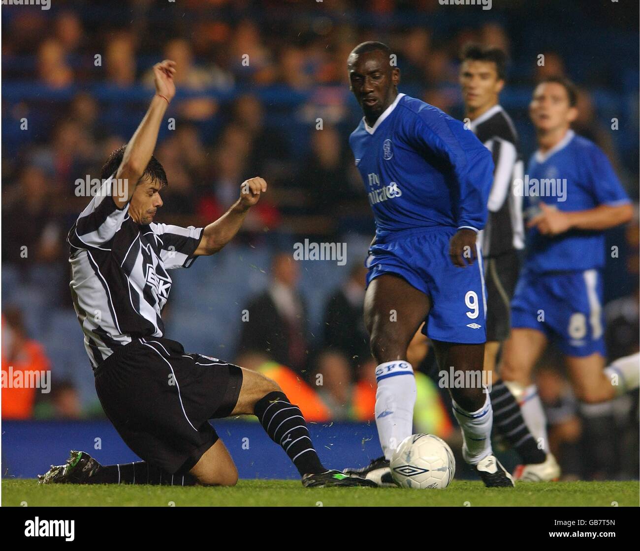 Chelsea's Jimmy Flloyd Hasselbaink und Besiktas' Daniel Gabriel Pancu Stockfoto