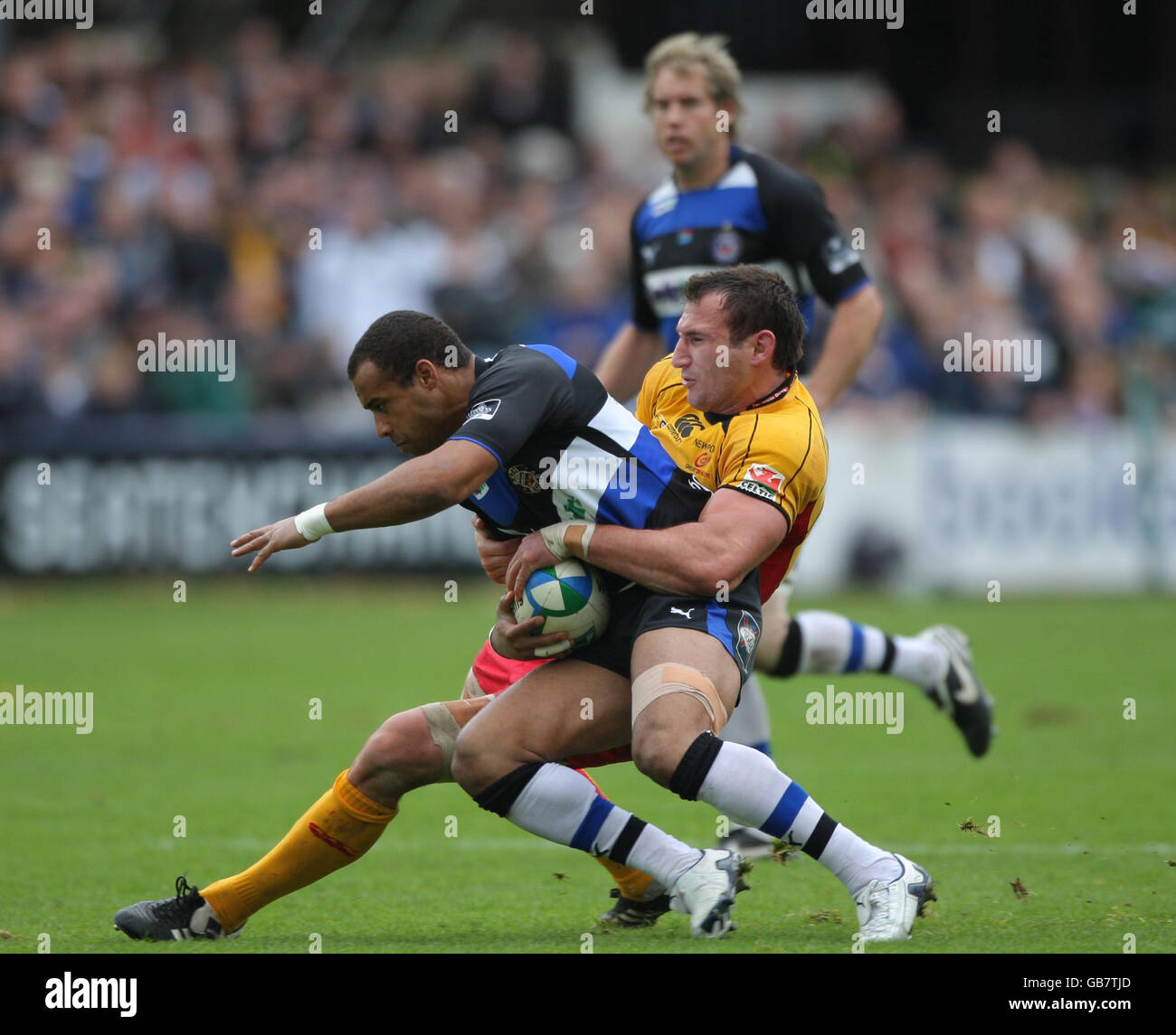 Rugby Union - Heineken Cup - Bath / Newport-Gwent Dragons - Recreation Ground. Andrew Higgins von Bath machte während des Heineken Cup-Spiels am Recreation Ground, Bath, einen Stopp bei Joe Bearman von Newport Gwent Dragons. Stockfoto