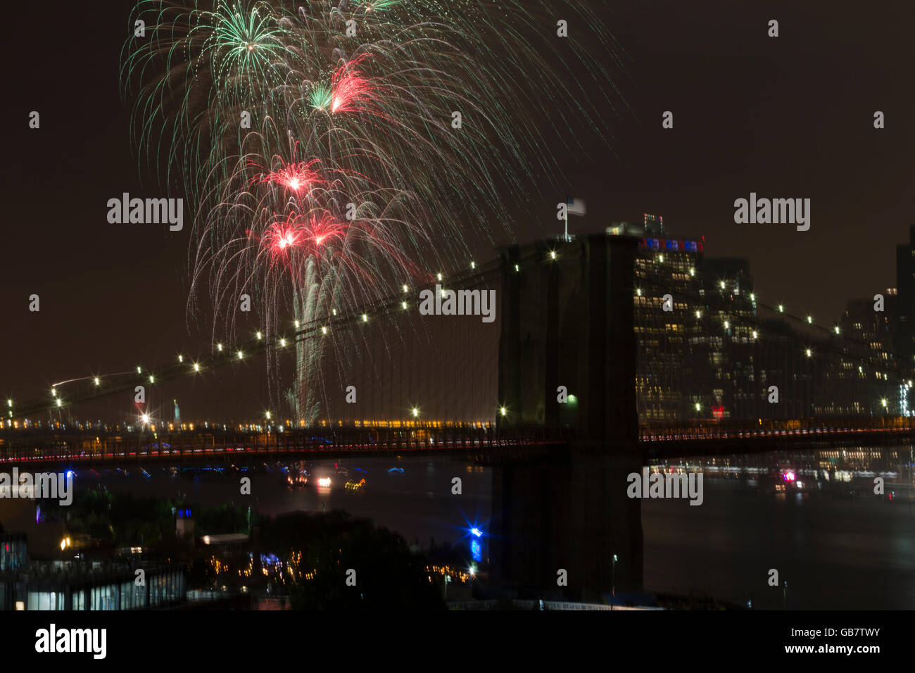 New York, NY USA - 4. Juli 2016: Ansicht des 40. jährliche Macys 4. Juli Feuerwerk am East River mit Brooklynbridge im Vordergrund Stockfoto