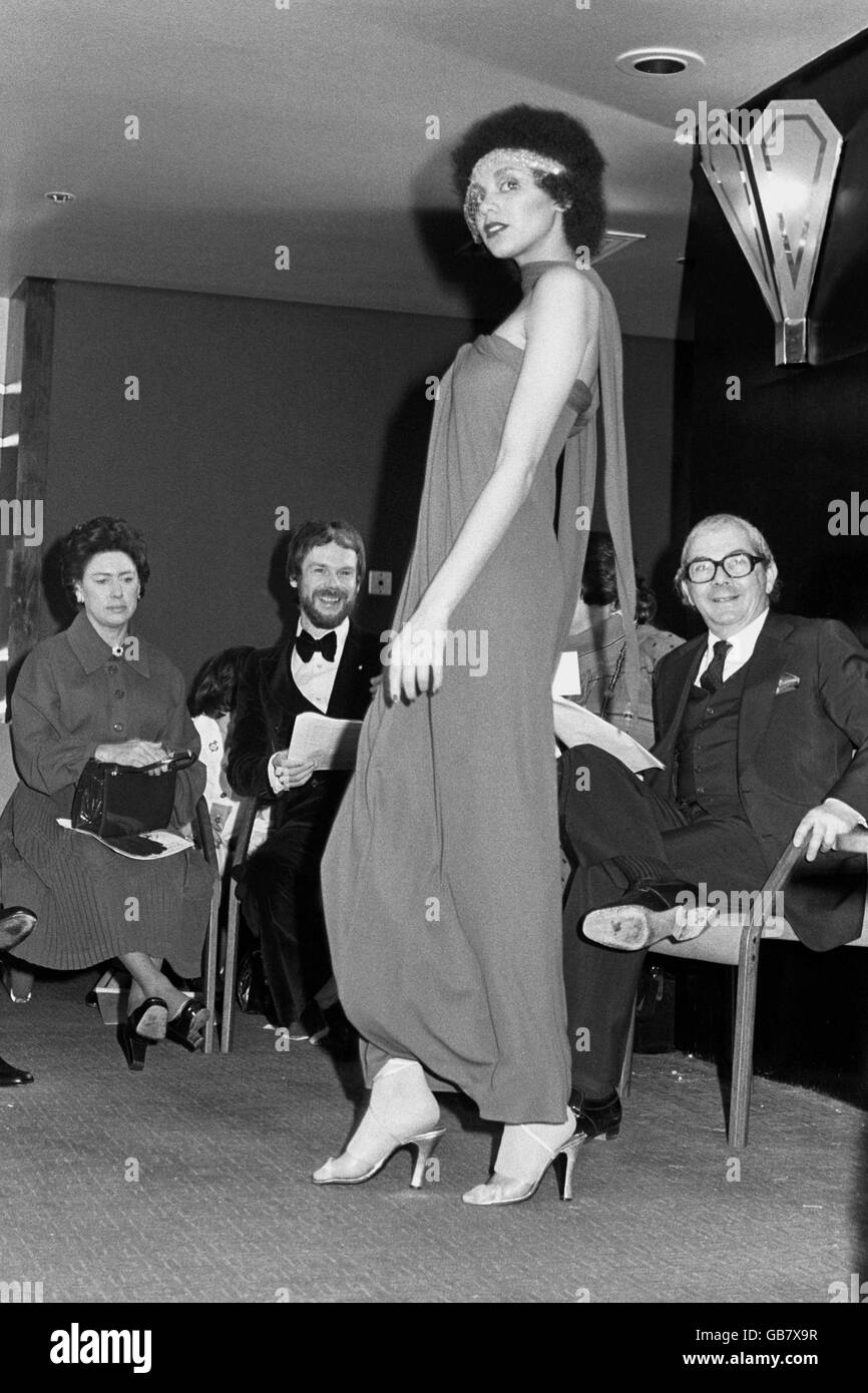 Prinzessin Margaret sitzt neben dem schottischen Modedesigner Bill Gibb bei der British Fashion Week. Stockfoto