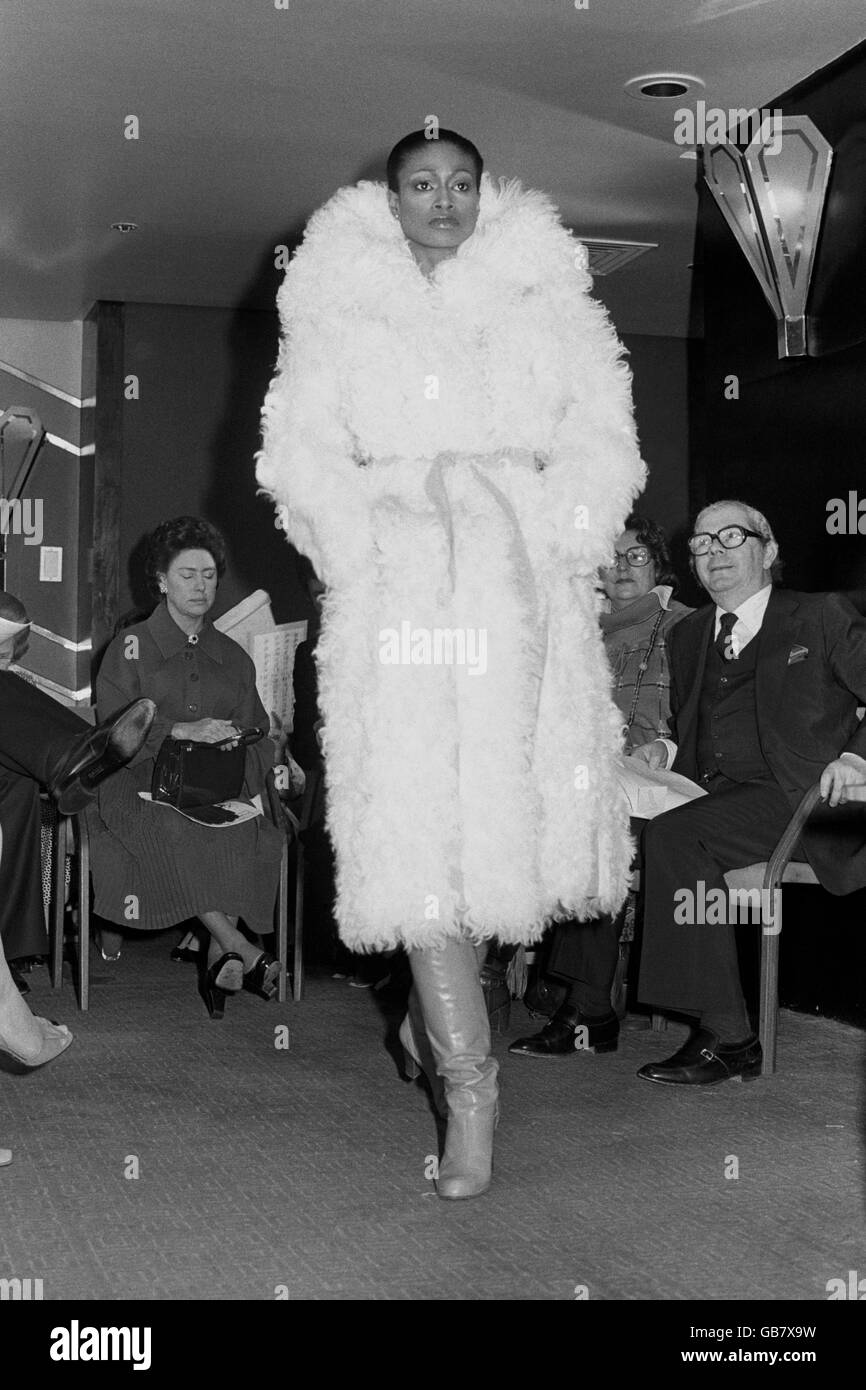 Prinzessin Margaret sitzt neben dem schottischen Modedesigner Bill Gibb bei der British Fashion Week, wo einige seiner Kreationen ausgestellt wurden. Stockfoto