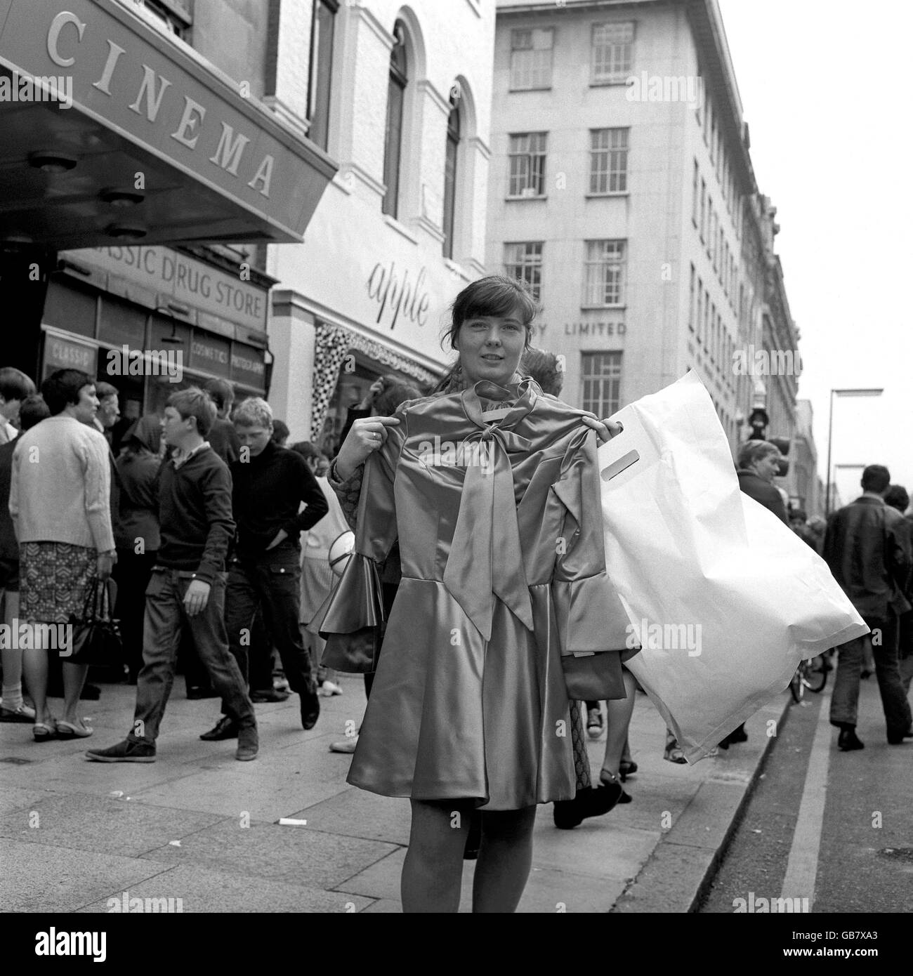 Margaret Murphy mit einem Kleid sicherte sie sich, wenn der Vorrat Der Apple Boutique wurde von den Beatles verschenkt Wie sie sagten, wollten sie keine Ladenbesitzer sein Länger' Stockfoto