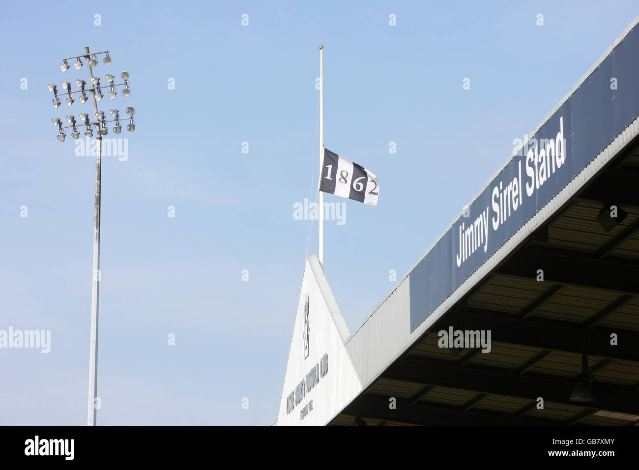 Fußball - Coca-Cola Football League Two - Notts County / Aldershot Town - Meadow Lane. Eine Flagge von Notts County fliegt am Halbmast zum Gedenken an den ehemaligen Manager Jimmy Sirrel Stockfoto