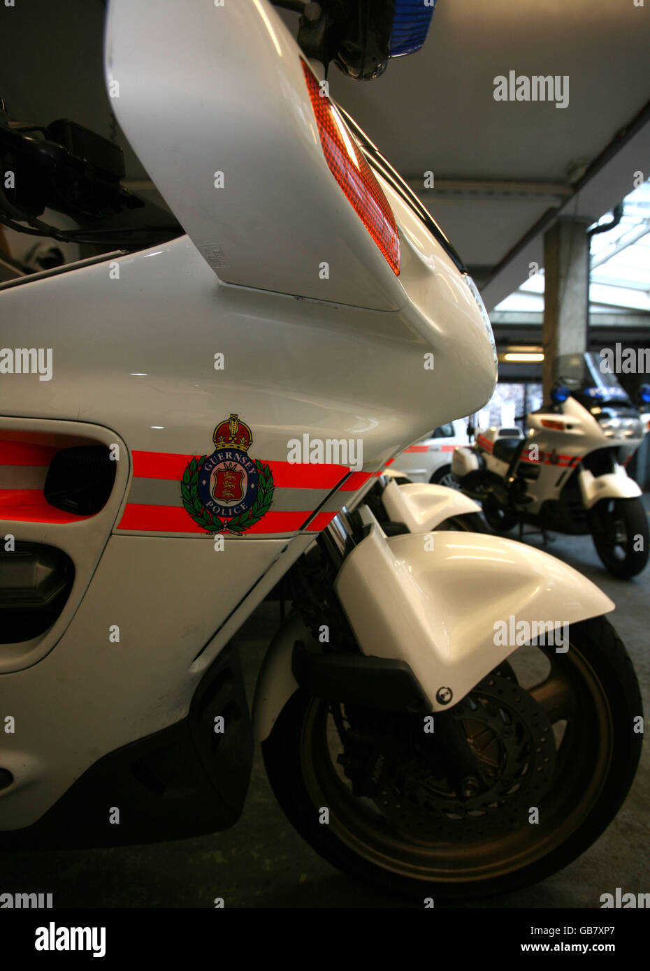 Ein Guernsey Police Logo auf einem Polizeimotorrad, Guernsey, Channel Islands. . Stockfoto