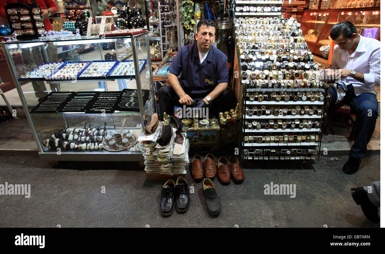 Travel Stock, Istanbul, Türkei. Ein Mann glänzt Schuhe im ägyptischen Basar Stockfoto