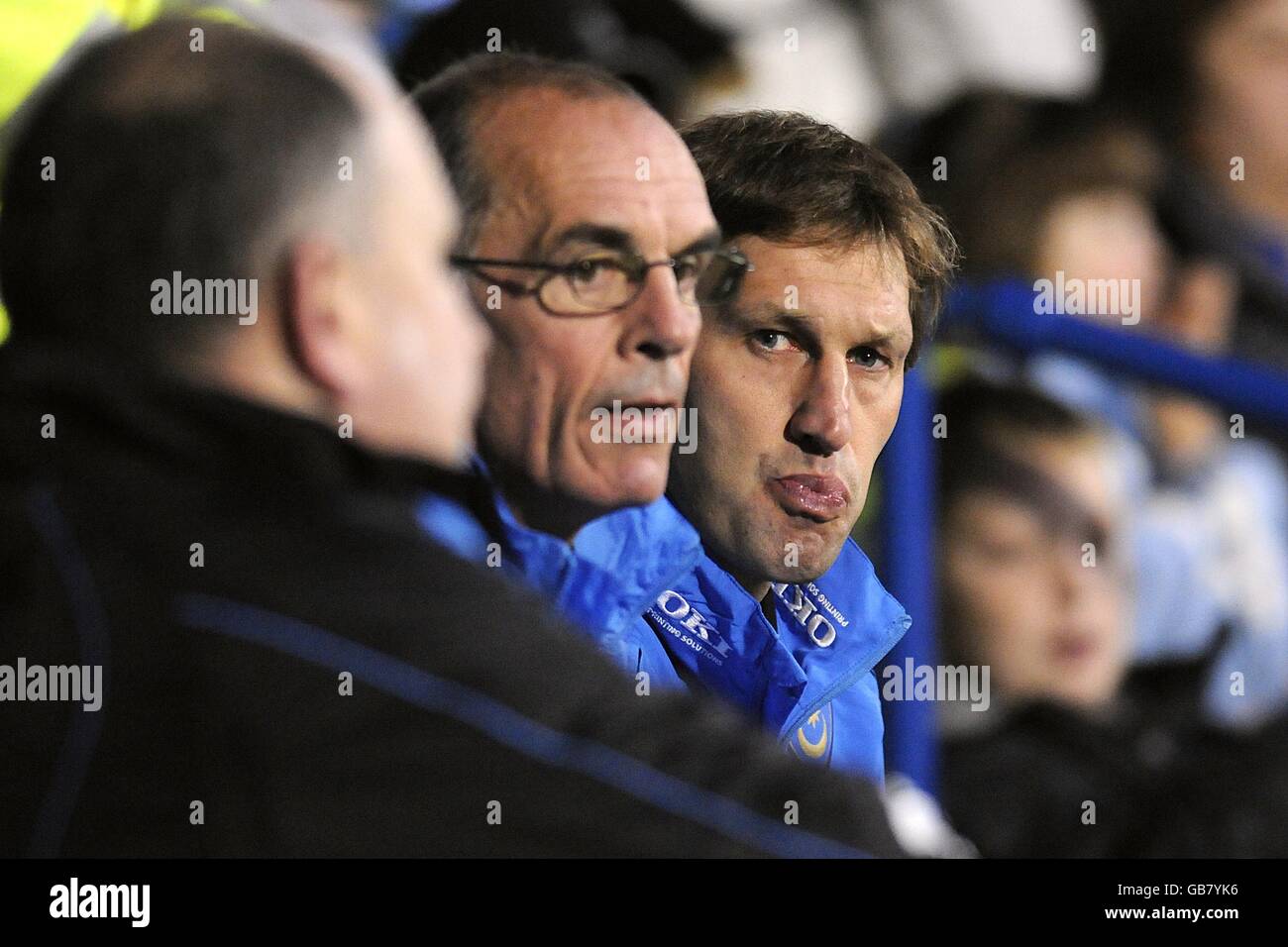 Fußball - Barclays Premier League - Portsmouth gegen Fulham - Fratton Park. Die Assistenzmanager Tony Adams (rechts) und Joe Jordan aus Portsmouth sitzen vor dem Start auf der Touchline. Stockfoto