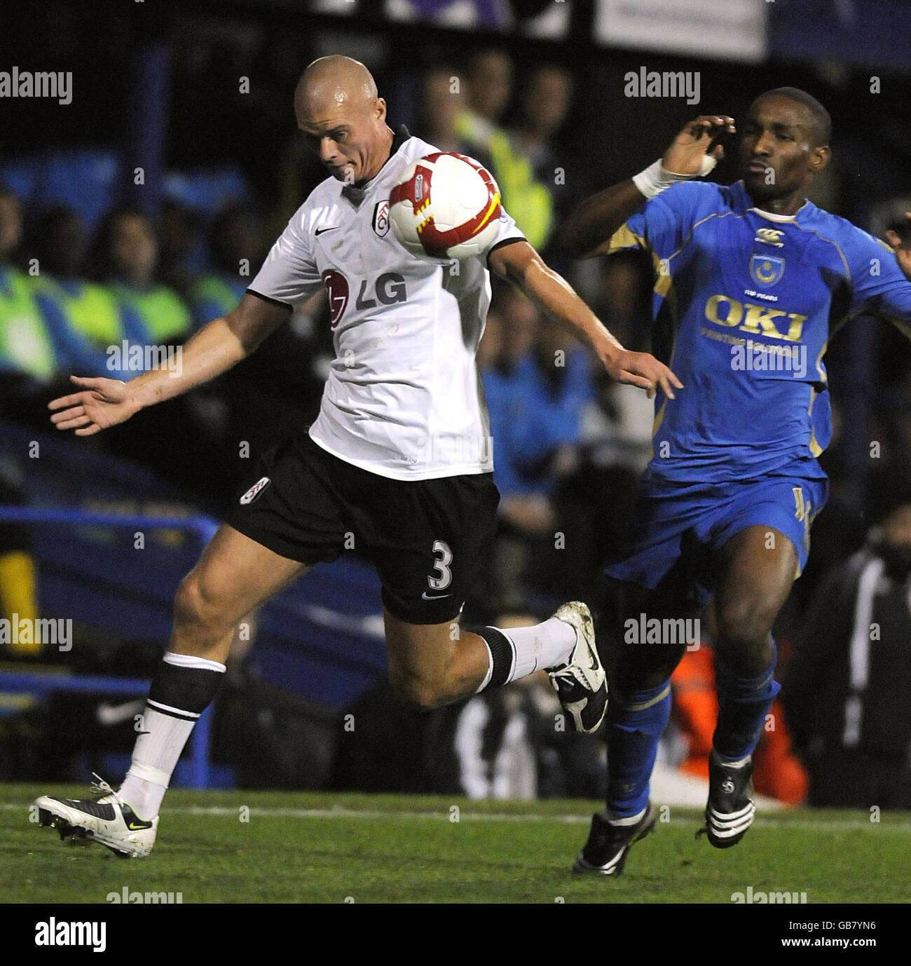 Fulhams Paul Konchesky (links) und Portsmouth Jermain Defoe kämpfen um den Ball. Stockfoto