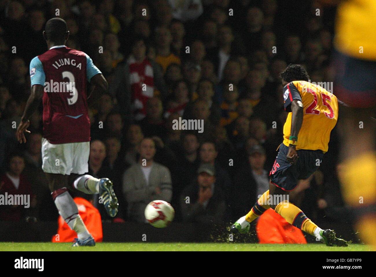 Fußball - Barclays Premier League - West Ham United / Arsenal - Upton Park. Emmanuel Adebayor von Arsenal erzielt seinen Spielern das zweite Tor des Spiels Stockfoto