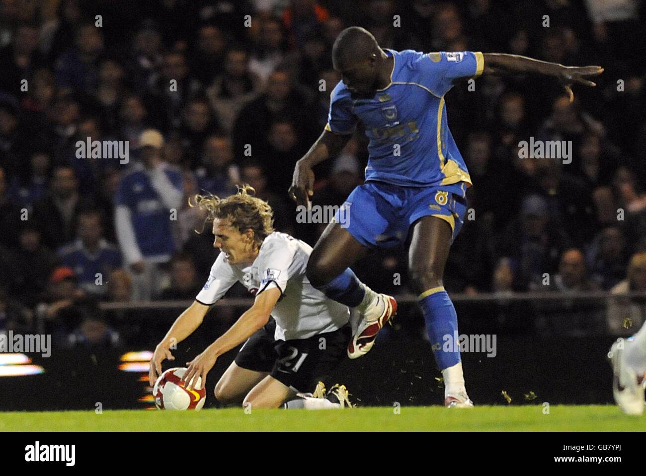 Fulhams Jimmy Bullard (links) geht nach einer Herausforderung von Portsmouth Papa Bouba Diop auf den Boden. Stockfoto