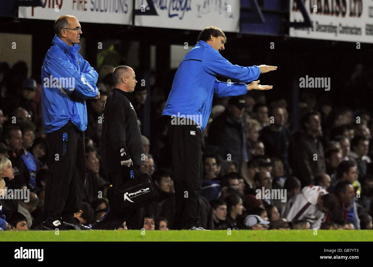 Fußball - Barclays Premier League - Portsmouth gegen Fulham - Fratton Park. Portsmouth Assistant Manager Joe Jordan (links) und Assistenzmanager Tony Adams waren während des Spiels an der Touchline. Stockfoto