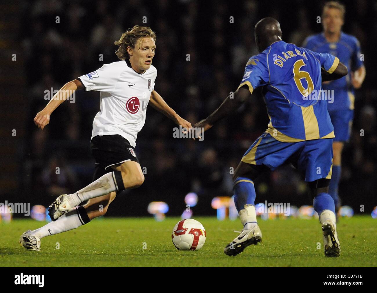 Fulhams Jimmy Bullard (links) und Lassana Diarra von Portsmouth kämpfen um den Ball. Stockfoto