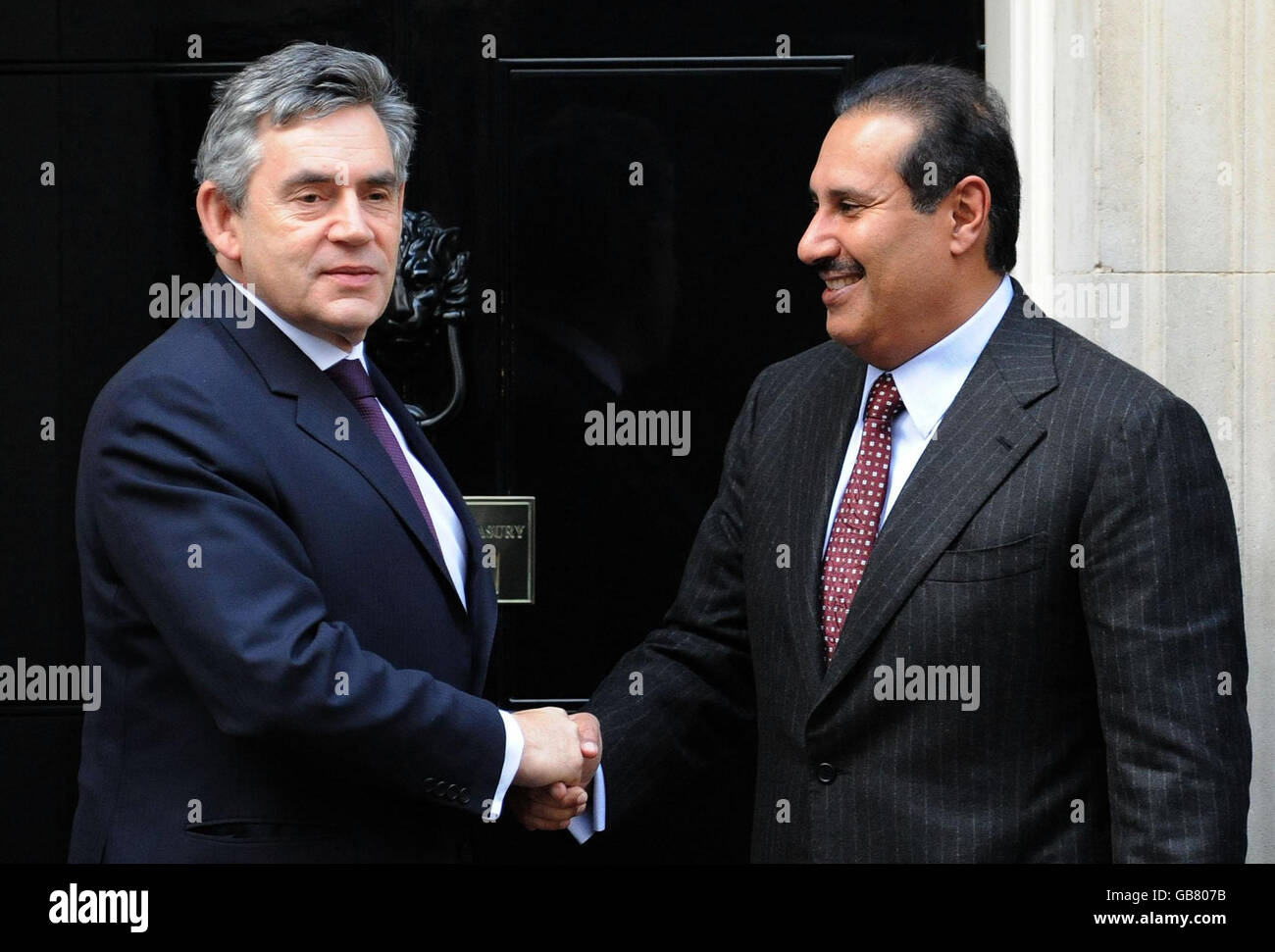 Der britische Premierminister Gordon Brown begrüßt den Premierminister von Katar, Scheich Hamad bin Jassim al Thani, bei seiner Ankunft in der Downing Street Nr. 10. Stockfoto