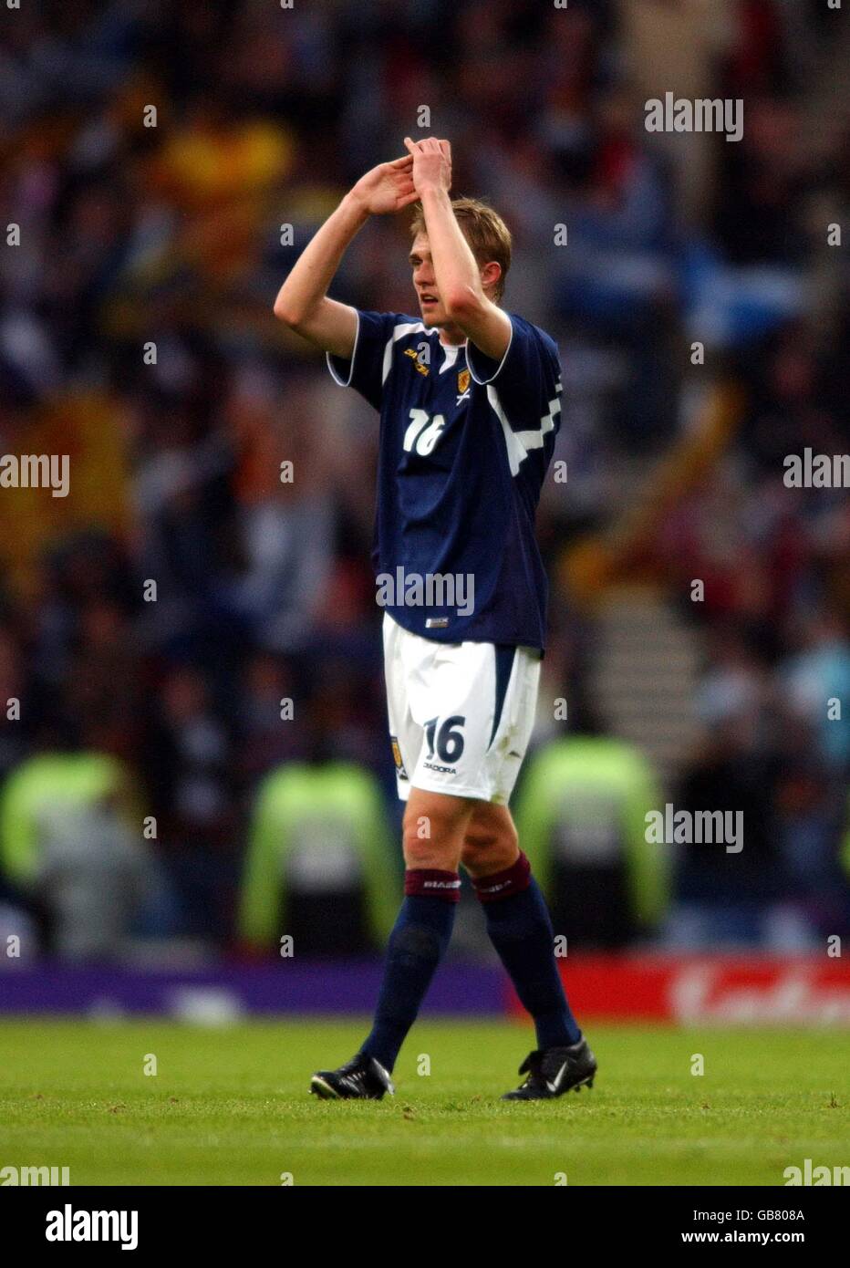 Der schottische Darren Fletcher begrüßt die Fans nach dem Sieg von 1-0 Gegen Litauen Stockfoto