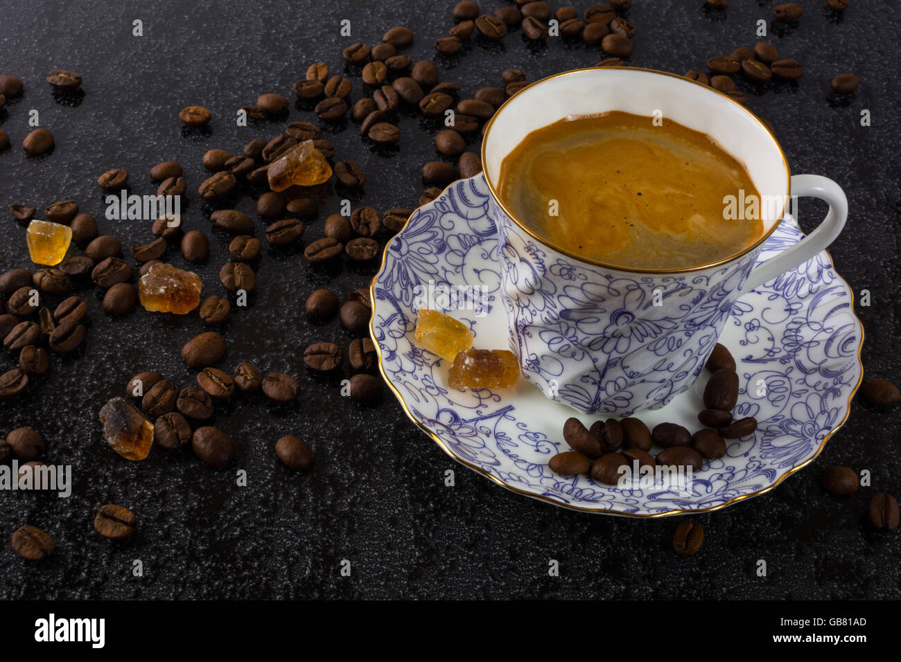 Kaffee auf schwarzem Hintergrund. Kaffeetasse. Tasse Kaffee. Starken Kaffee. Kaffee am Morgen. Kaffee-Pause. Kaffee-Haferl.  Starken Kaffee. Stockfoto