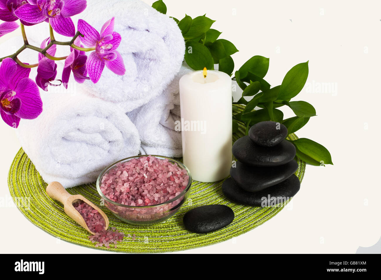 Spa-Produkt-Konzept mit rosa Meersalz. Spa. Spa-Behandlung. Spa-Konzept. Spa-massage Stockfoto