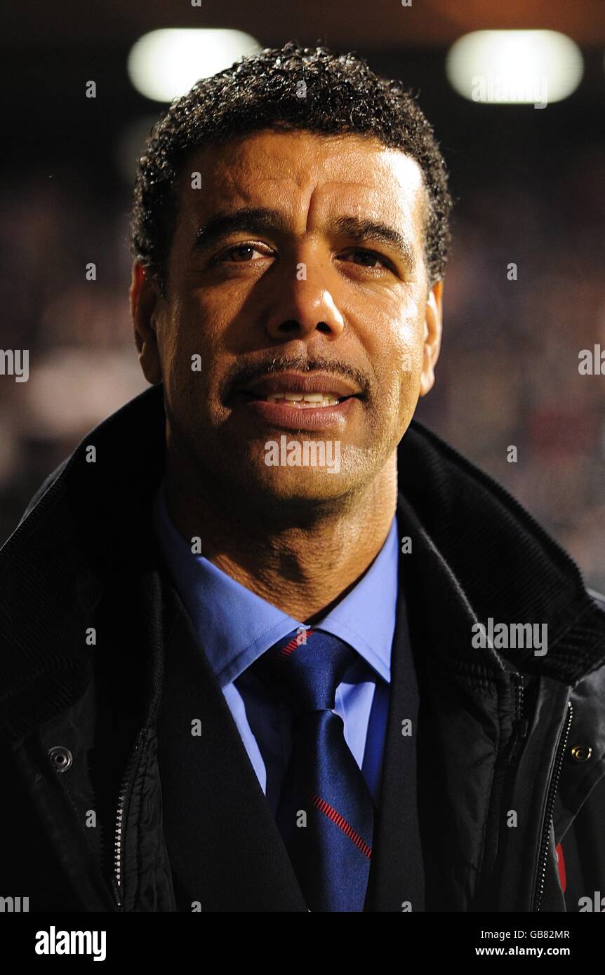 Fußball - Barclays Premier League - Fulham gegen Wigan Athletic - Craven Cottage. Chris Kamara, Sky Sports Reporter Stockfoto