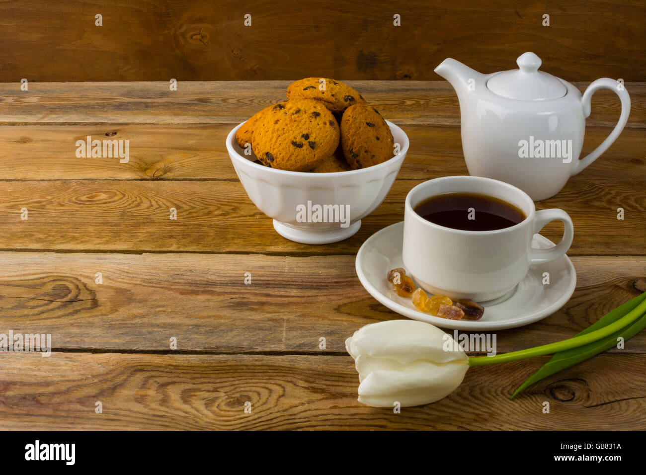 Tasse Tee und Porzellan Teekanne. Süßes Gebäck. Süßes Dessert. Hausgemachte Keks. Frühstück-cookies Stockfoto