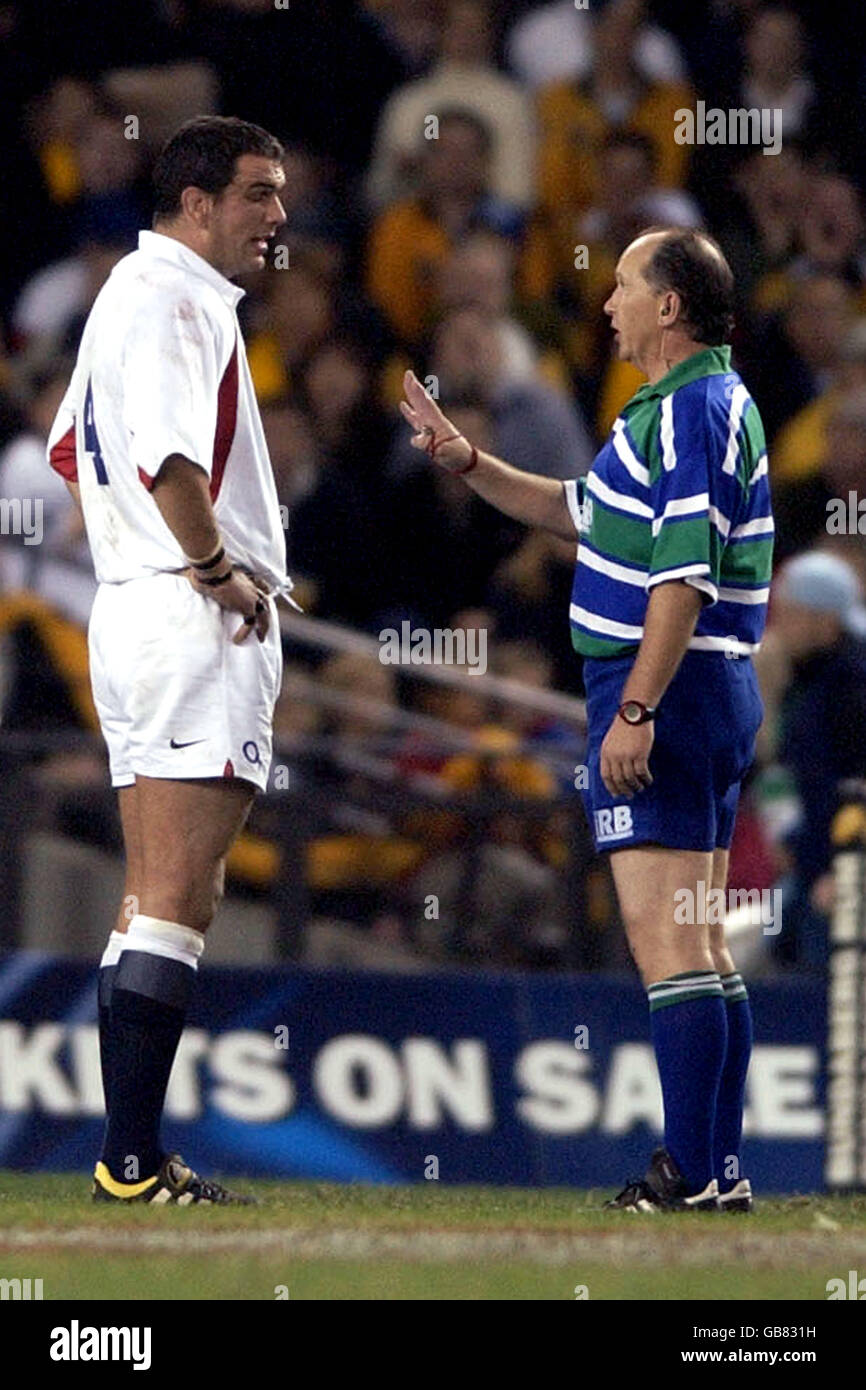 Rugby Union - England Tour - Australien - England. Schiedsrichter David McHugh (r) hat Worte mit dem englischen Kapitän Martin Johnson (l) Stockfoto