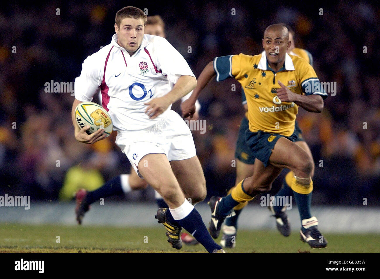 (L-R) der englische Ben Cohen spielt den Ball, der australische George Gregan liegt knapp dahinter Stockfoto