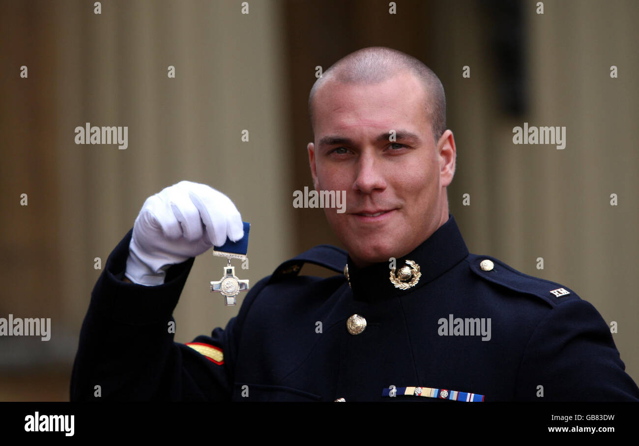 Royal Marine Reserve Lance CPL Matthew Croucher erhält sein George Cross im Buckingham Palace, London. Stockfoto