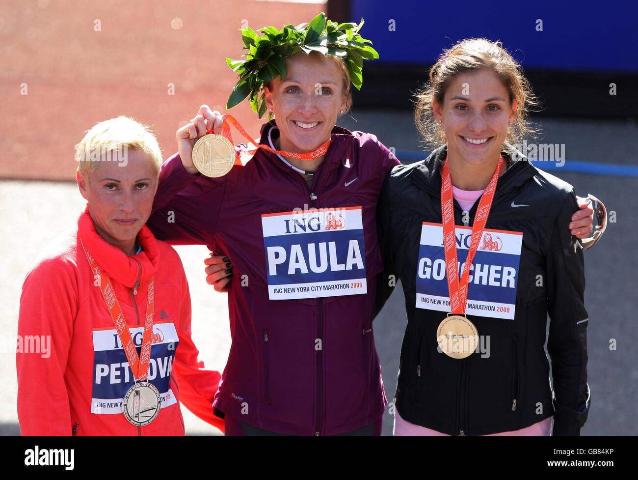 Die britische Paula Radcliffe (Mitte) posiert mit der Vizemeister Ludmila Petrova aus Russland (links) und der US-Amerikanerin Kara Goucher, der dritten, nach dem New York Marathon, New York, USA. Stockfoto