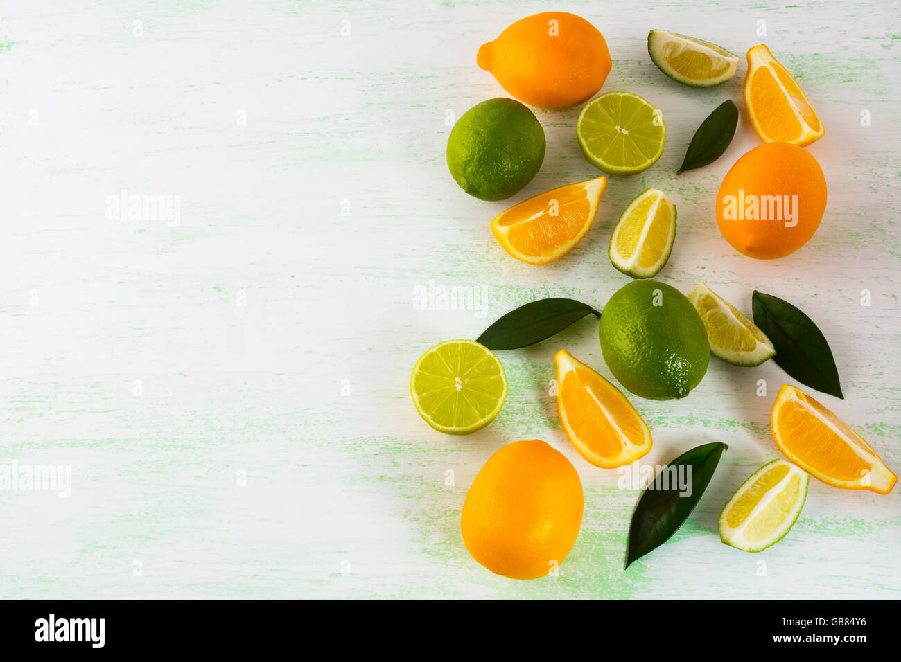Limetten und Zitronen auf schwarzem Hintergrund, Textfreiraum. Frische Lebensmittel. Reife Früchte. Zitrusfrüchte. Vegetarisches Essen. Frisches Obst. Stockfoto