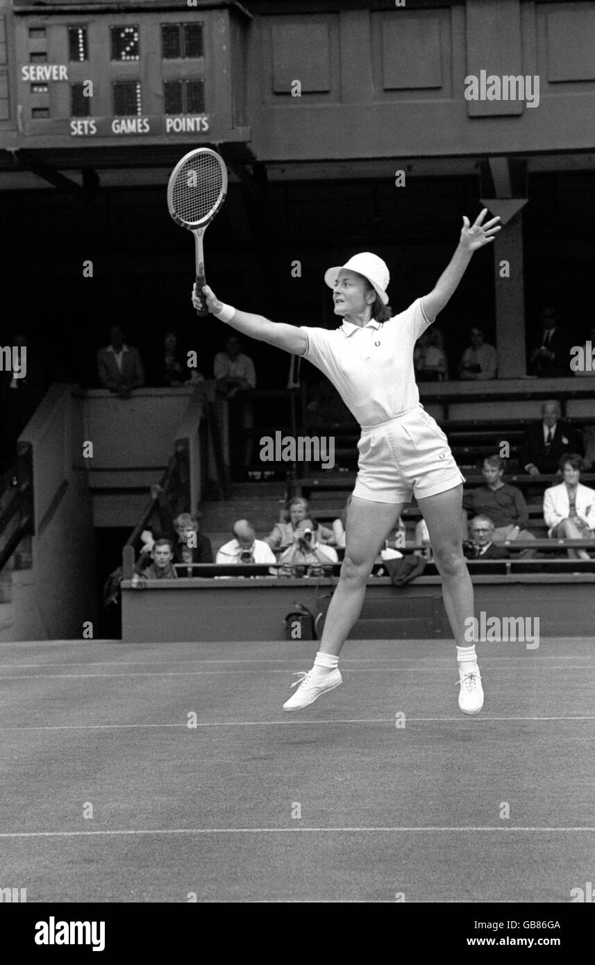 Tennis - Wightman Cup - Großbritannien / USA - Wimbledon. Nancy Richey, die US-Amerikanerin, spielt einen Rückhand-Smash Stockfoto