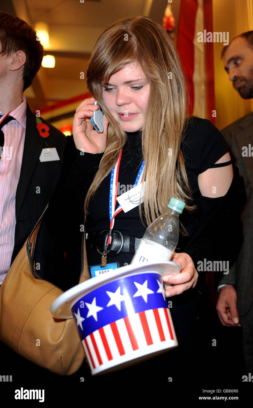 Ein Unterstützer ruft nach Hause, als Barack Obama während der Präsidentschaftswahlfeier der US-Botschaft in der amerikanischen Botschaft am Grosvenor Square im Zentrum von London die Präsidentschaftswahlen gewinnt. Stockfoto