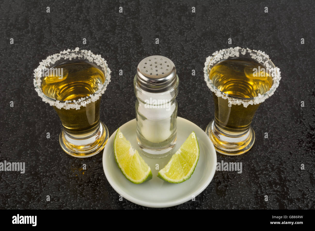 Zwei gold Tequila Shots. Tequila shot. Gold mexikanische Tequila. Tequila Stockfoto