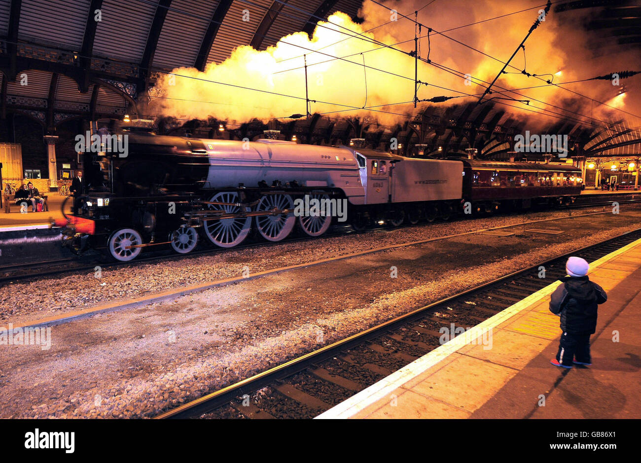 Der erste seit fast 50 Jahren in Großbritannien gebaute Dampfzug, die Tornado-Dampflokomotive, fährt gestern Abend von York Station nach Scarborough, um dort seinen ersten Hauptlinientest zu machen. Stockfoto