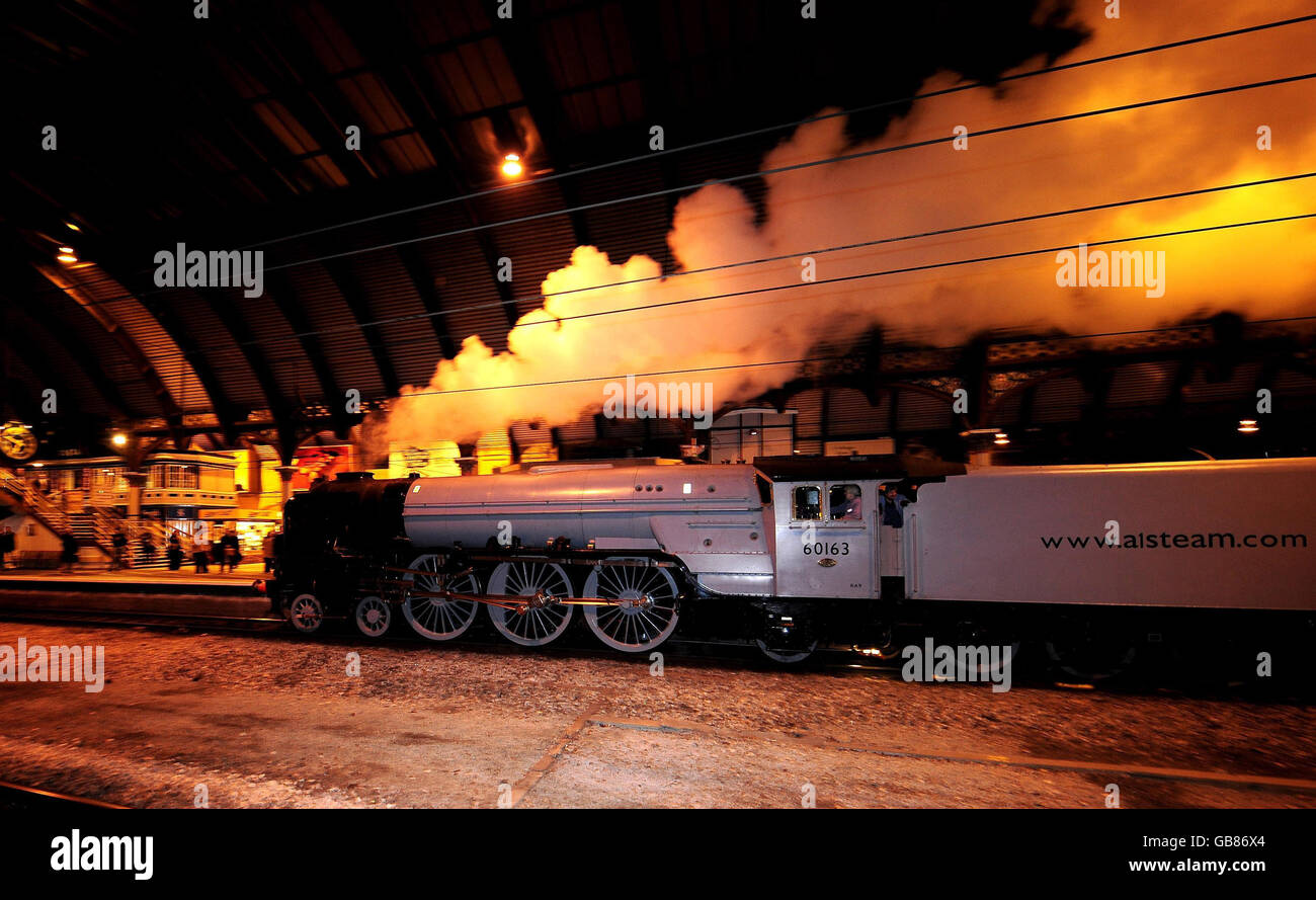 Der erste seit fast 50 Jahren in Großbritannien gebaute Dampfzug, die Tornado-Dampflokomotive, fährt gestern Abend von York Station nach Scarborough, um dort seinen ersten Hauptlinientest zu machen. Stockfoto