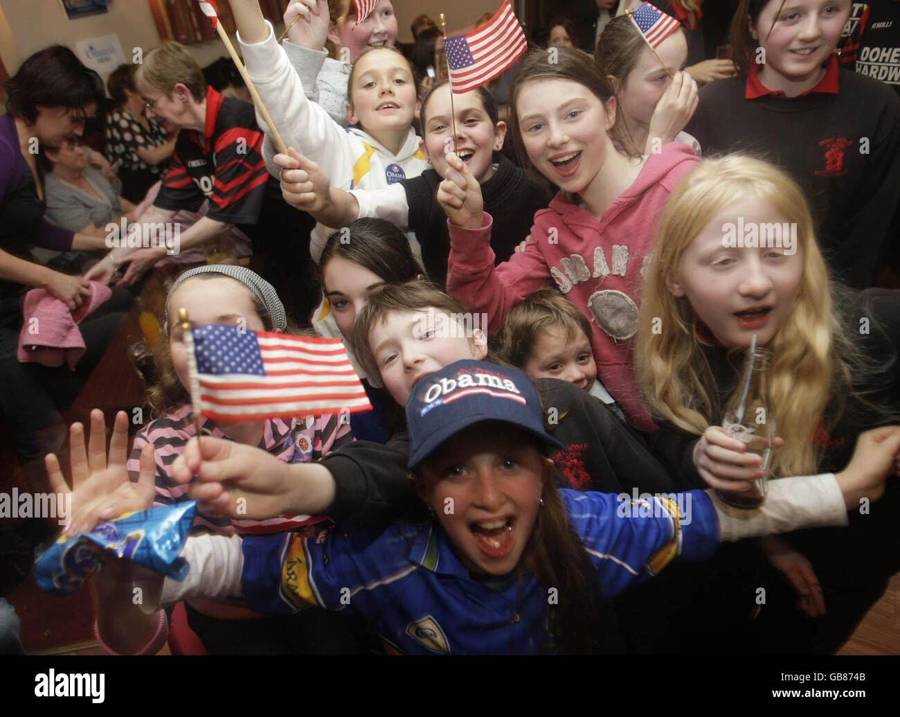 Eine Gruppe von Schulkindern jubelt Barack Obama während einer Feier in Erwartung des Sieges in Ollie Hayes' Pub im Dorf Moneygall in Co Offaly an. Stockfoto