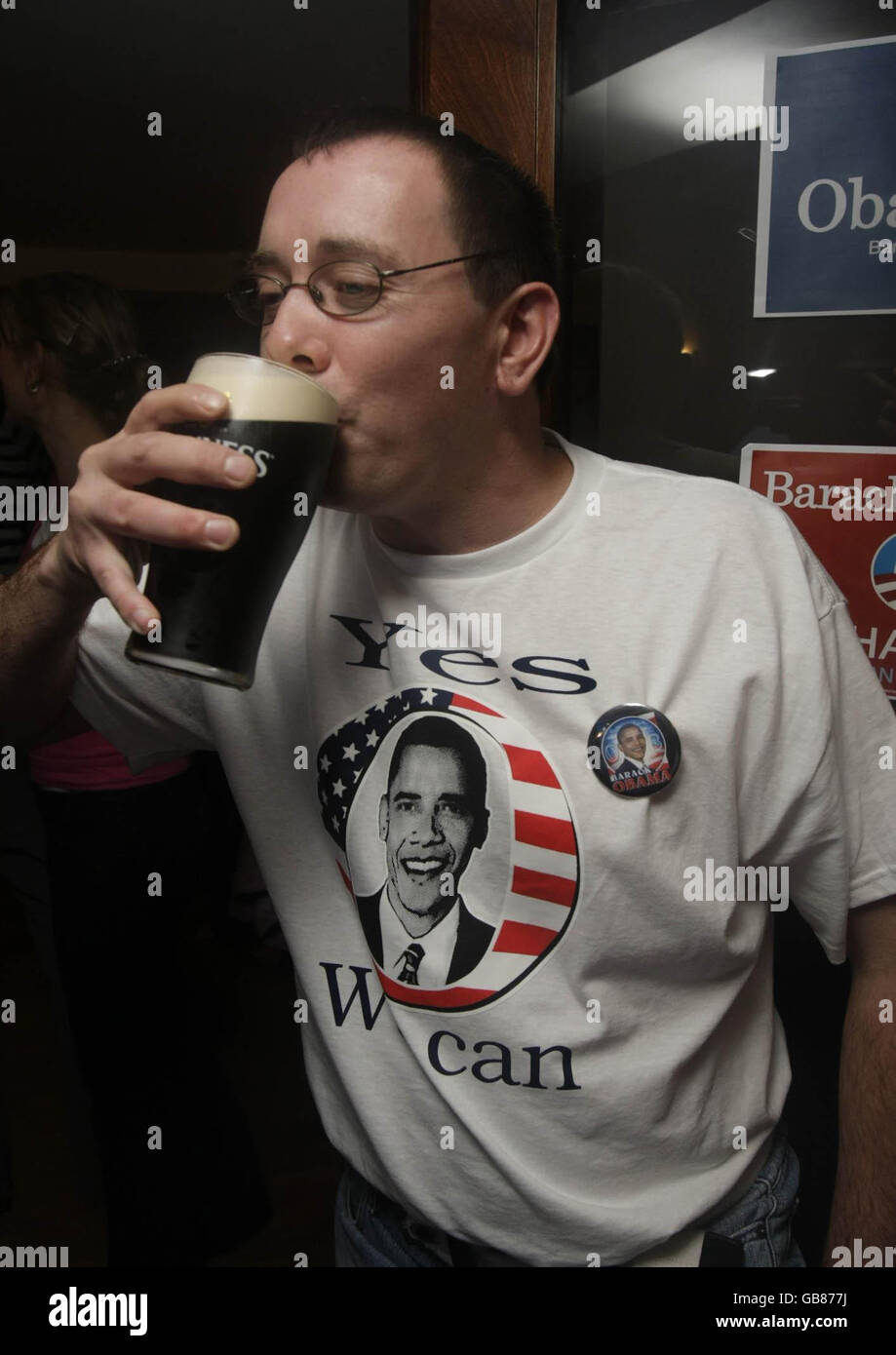 Ein Kunde hebt Barack Obama ein Glas bei einer Feier in Erwartung des Sieges für den Präsidentschaftskandidaten der US-Demokraten in Ollie Hayes' Pub im Dorf Moneygall in Co Offaly. Stockfoto