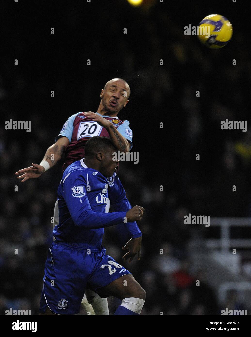 Fußball - Barclays Premier League - West Ham United / Everton - Upton Park. Julien Faubert von West Ham United schlägt Evertons Victor Anichebe auf den Ball. Stockfoto