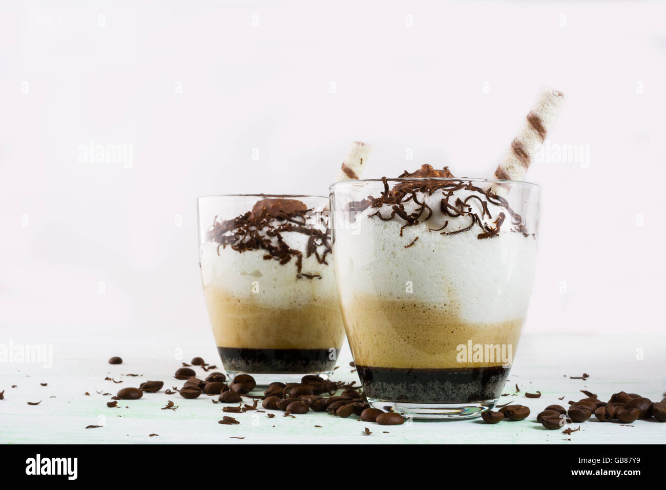 Kaffee mit Sahne cocktail. Kakao-cocktail. Kakaogetränk. Kaffee cocktail. Schokoladendessert. Kaffee-Dessert. Schokolade-cocktail Stockfoto