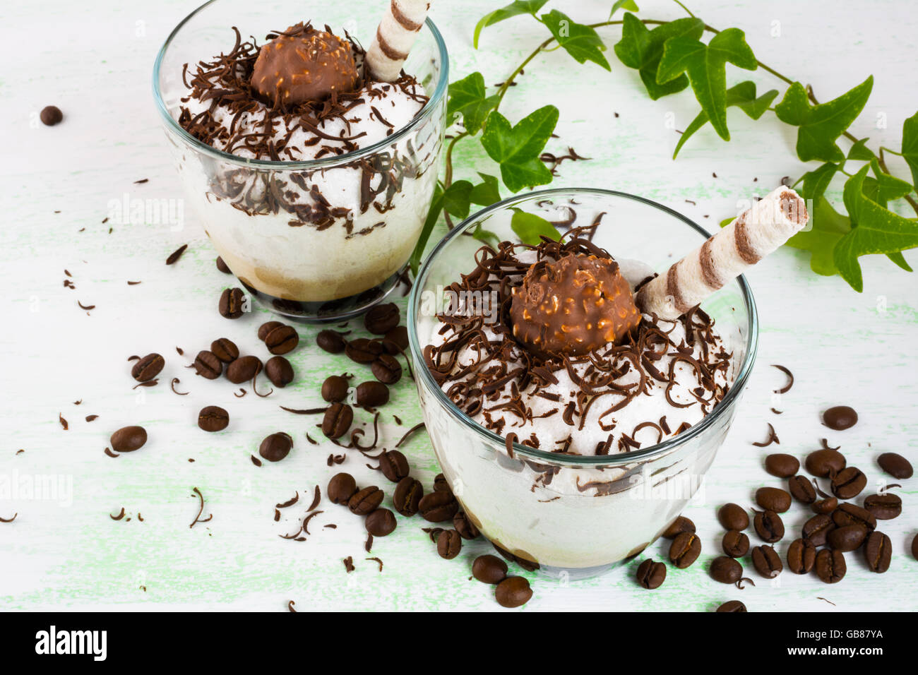 Kaffee mit Kakao in Gläser cocktail. Kakao-cocktail. Kakaogetränk. Kaffee cocktail. Schokoladendessert. Kaffee-Dessert. Stockfoto