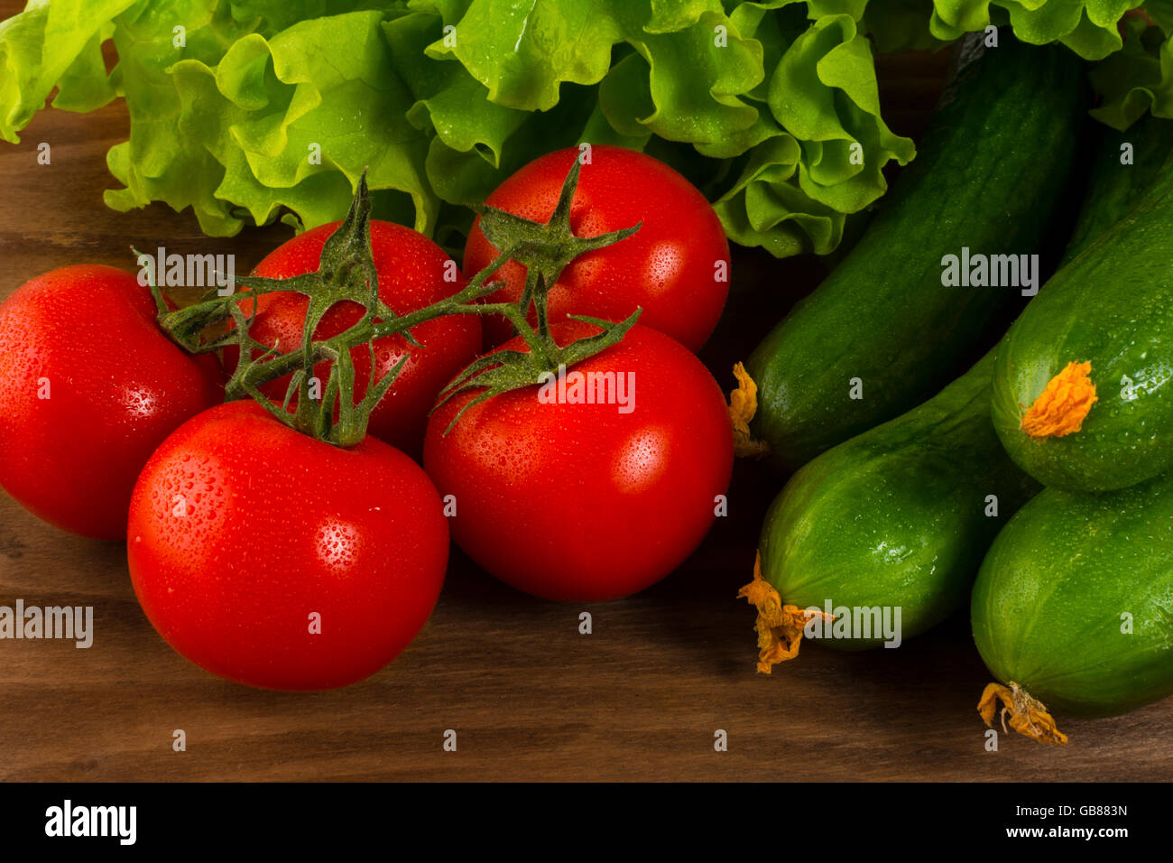 Gesunde Ernährung mit frischem Gemüse. Gesunde Ernährung-Konzept.  Tomaten.  Gurke.  Gesunde Ernährung. Reife Gemüse. Stockfoto