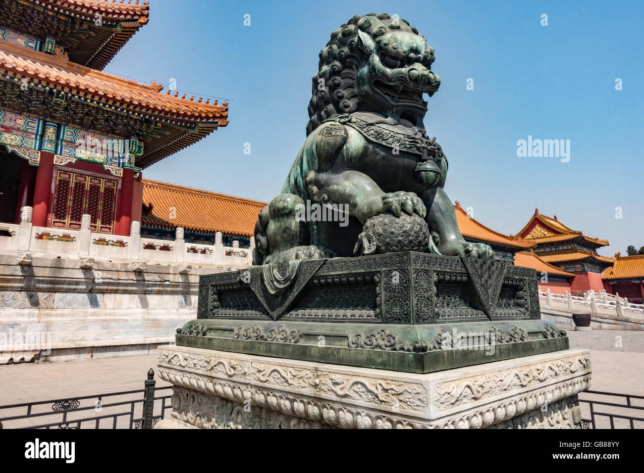 Statuen schützt den Eingang zum Qianqing-Halle in der verbotenen Stadt in Peking Stockfoto
