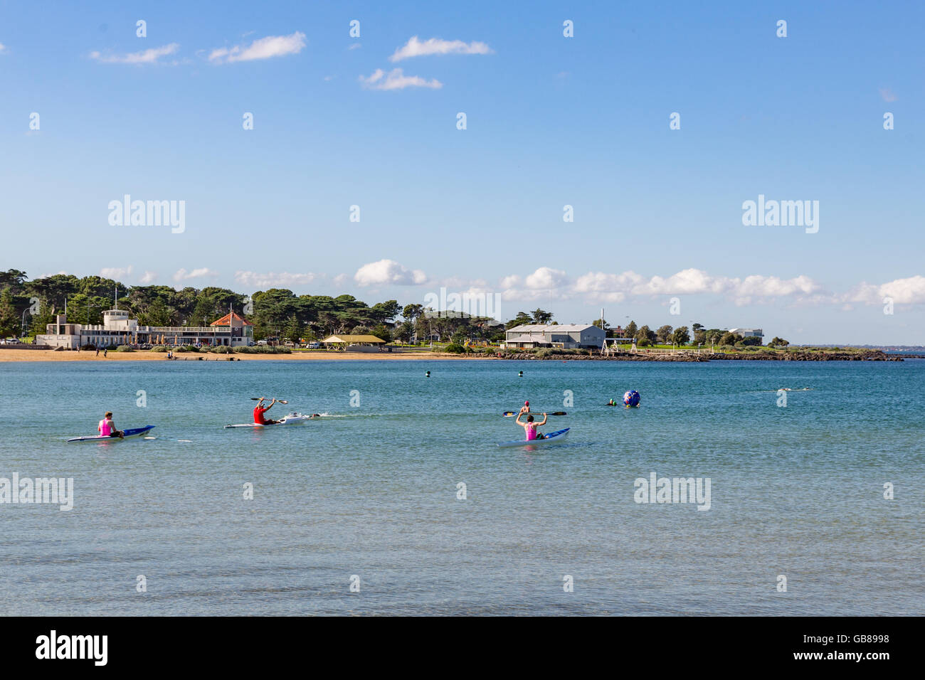Kajakfahrer Rudern in Williamstown, Victoria, Australien Stockfoto